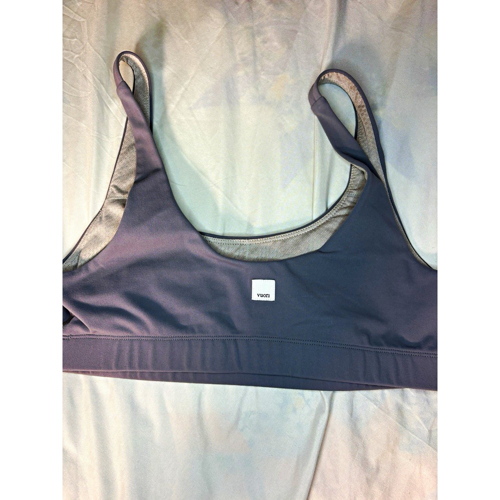 Vuori Gray Sports Bra Women M Wireless Pullover Medium Support Wide Strap Logo